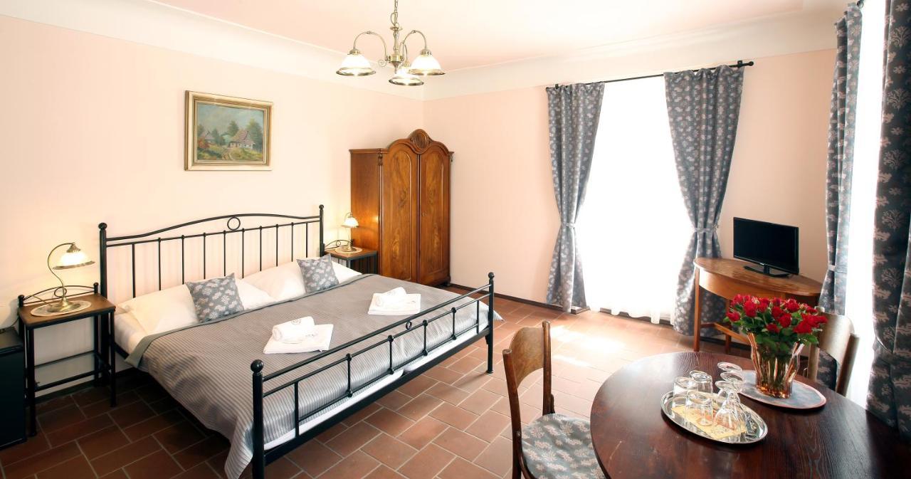 Penzion Na 15. Poledniku Hotel Jindřichův Hradec Buitenkant foto